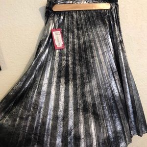 Vince Camuto NWT size 0 A line pleated skirt